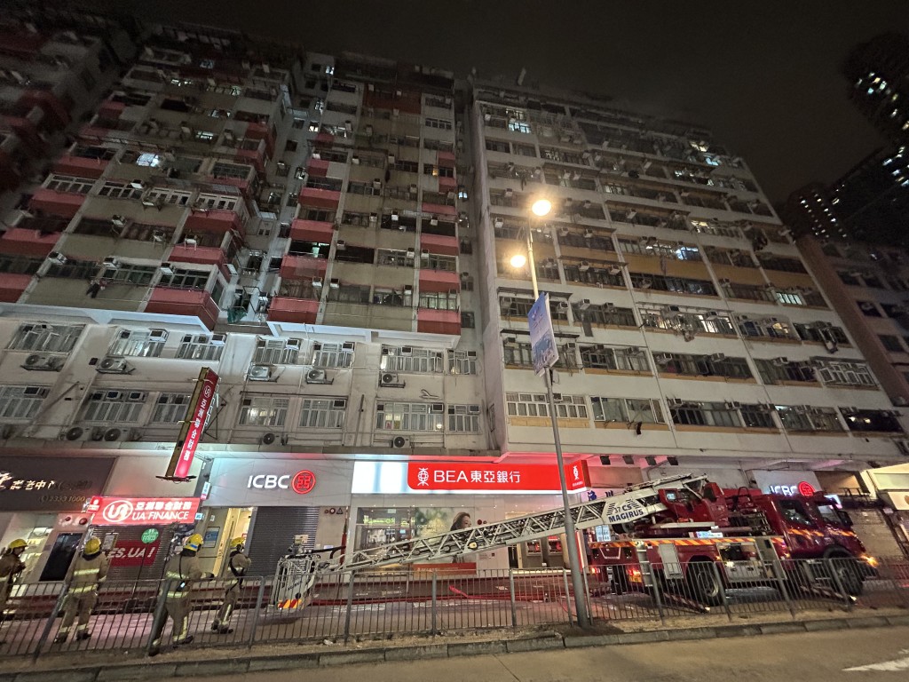 荃灣沙咀道眾安大廈一裝修中單位起火。曾志恒攝