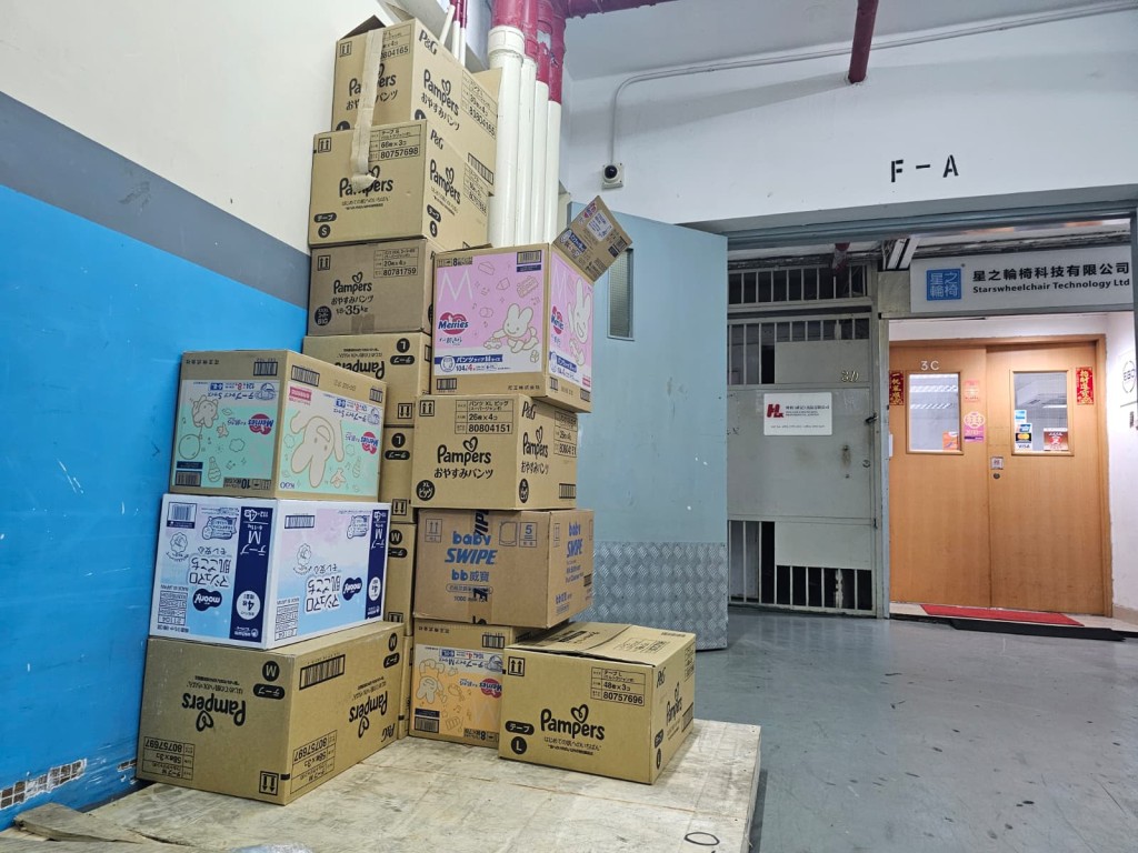 店方將一箱箱的尿片貨品擺放在樓上升降機大堂。 店方將一箱箱的尿片貨品擺放在樓上升降機大堂。