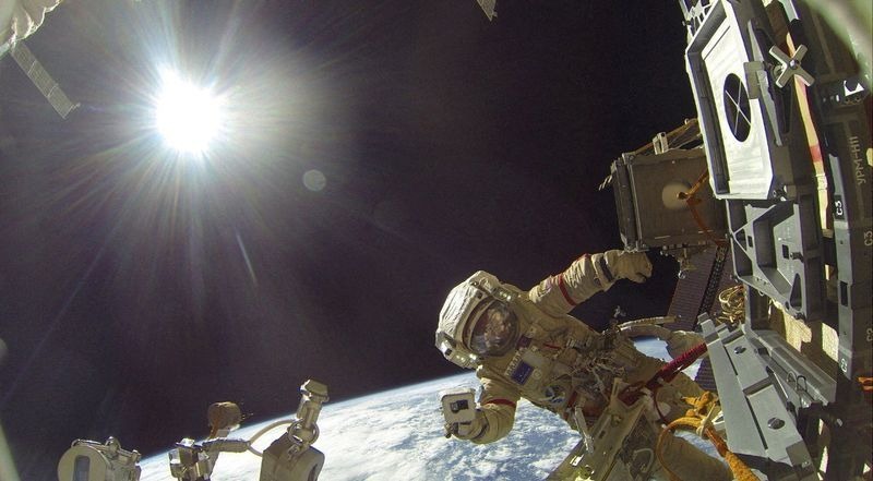 俄羅斯兩名太空人2022年11月在國際太空站外進行太空漫步。路透社
