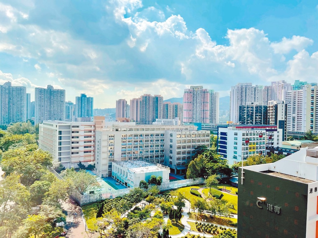 外見鞍祿街公園，周邊種植不少綠樹，清新怡人。