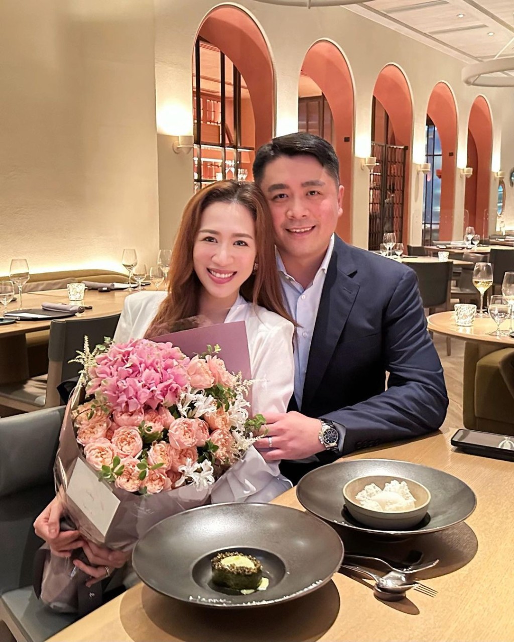 岑杏賢昨晚分享與丈夫慶祝結婚兩周年甜蜜照。