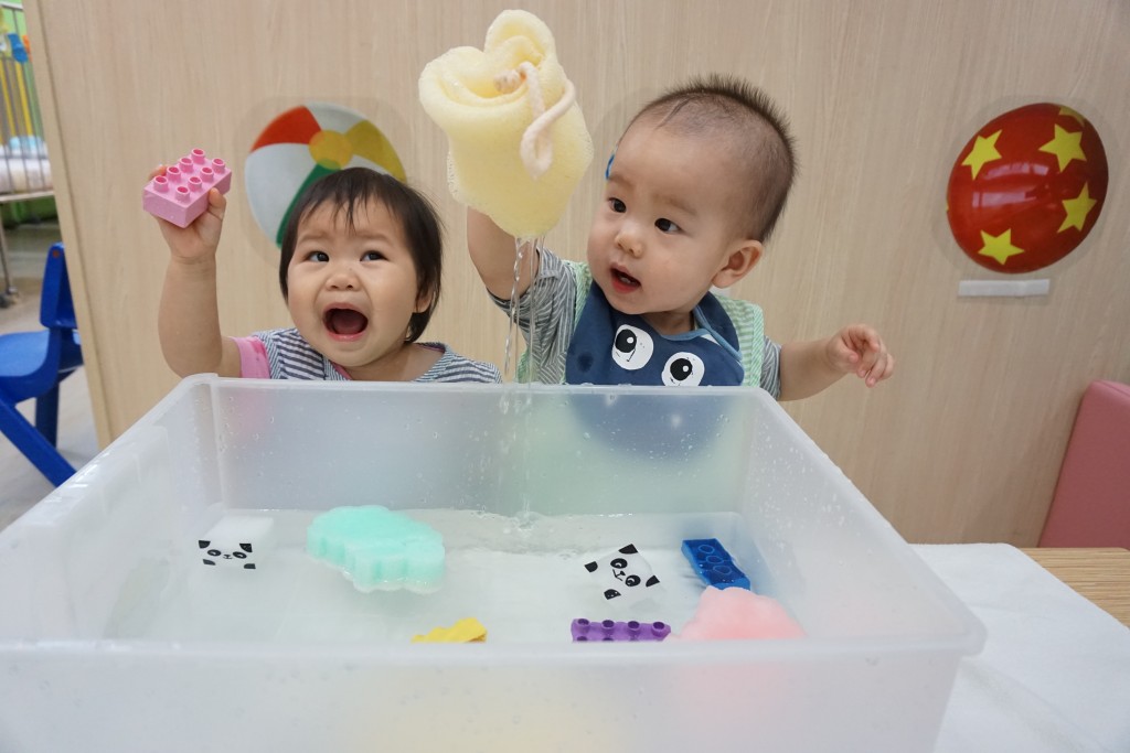 嬰幼兒能夠透過玩水，學習水的各種特性。