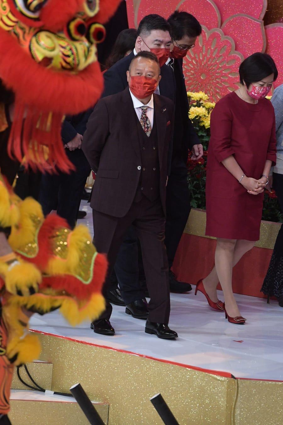 志偉西裝畢挺現身。