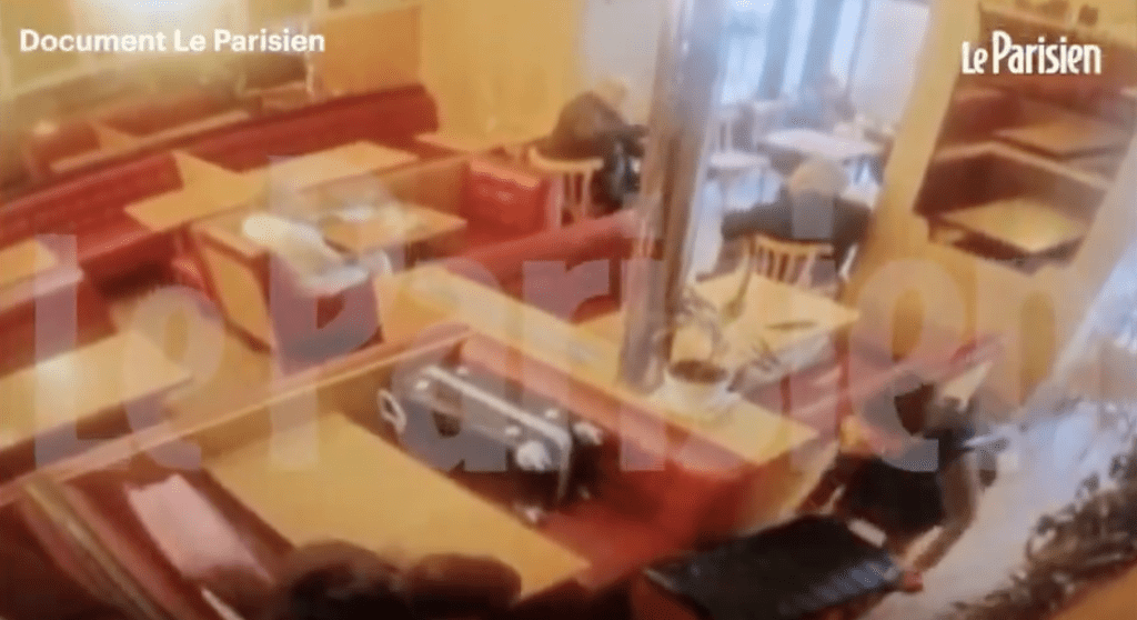 班奇瑞德犯案後將遺體塞入行李箱,若無其事地拖行至附近咖啡館見男顧客。 班奇瑞德犯案後將遺體塞入行李箱,若無其事地拖行至附近咖啡館見男顧客。