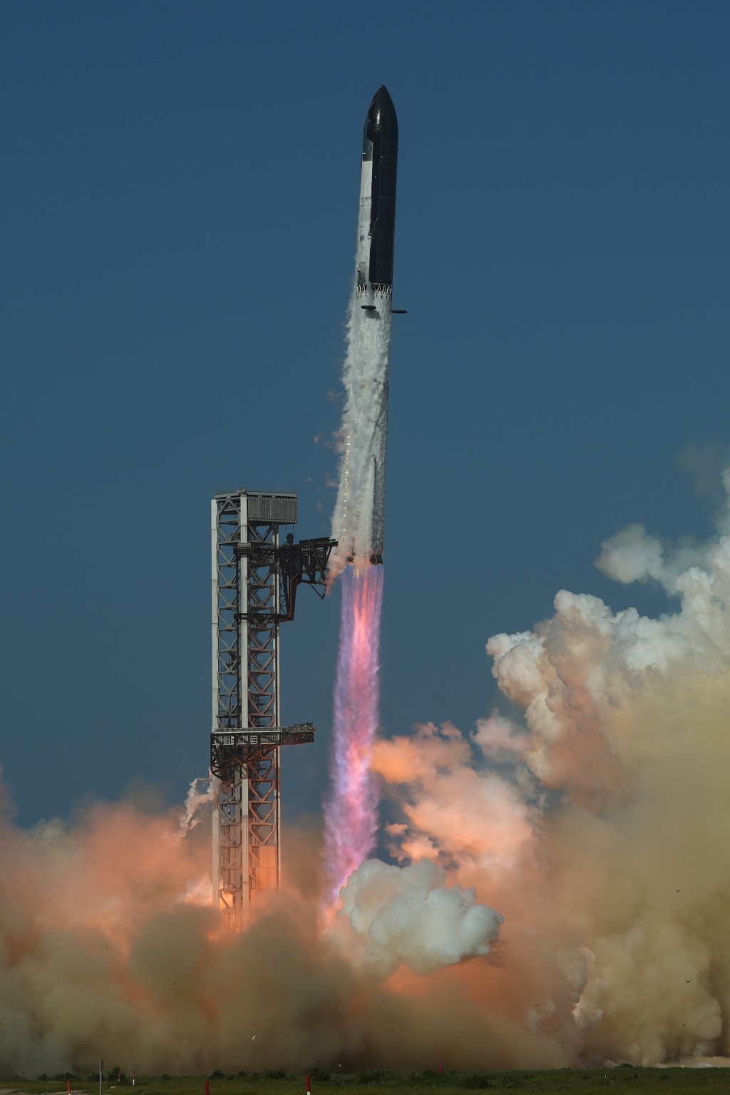 星艦重型運載火箭一飛沖天。美聯社 星艦重型運載火箭一飛沖天。美聯社