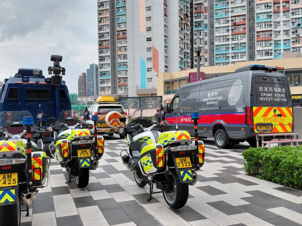 場館門口展有不同類型的警車。