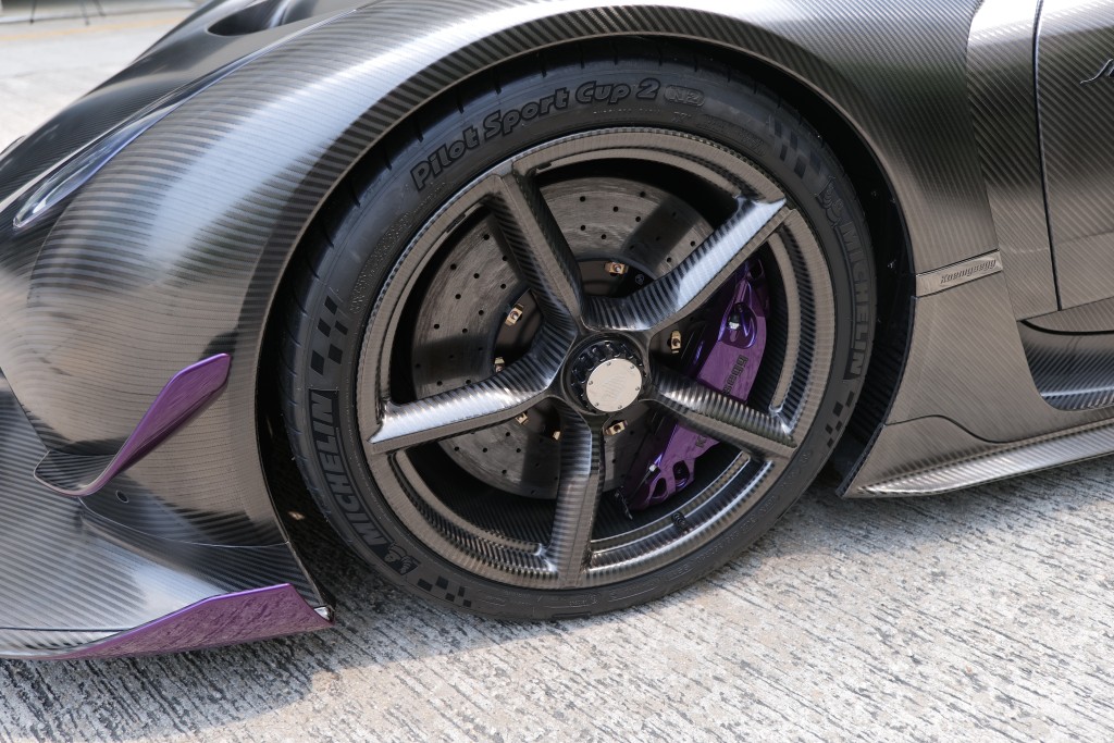 Koenigsegg Jesko Attack前19吋、後20吋碳纖維輪圈也是附加項目，紫色煞車鉗及擾流配飾是車主訂製項目。