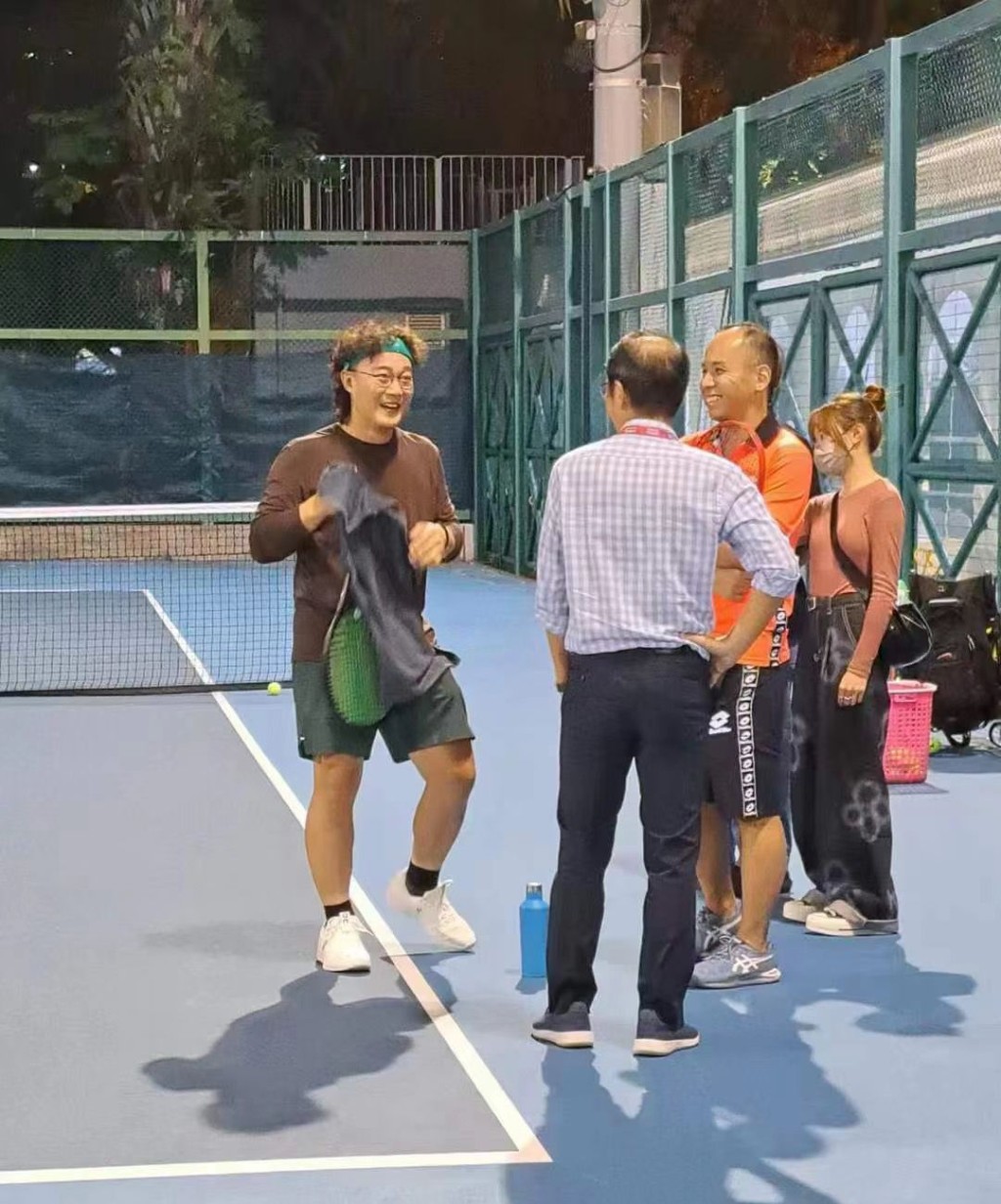 有网民去年10月自爆在网球场巧遇陈奕迅。