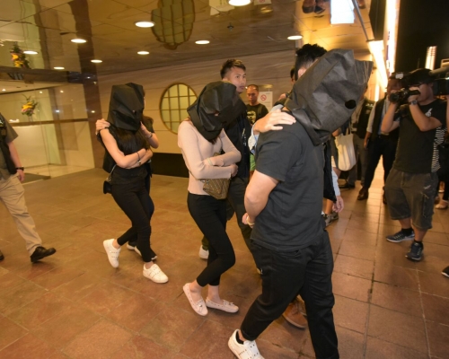 警方今午掩至涉案中介公司單位,拘捕包括主腦在內4名男女。黃文威攝