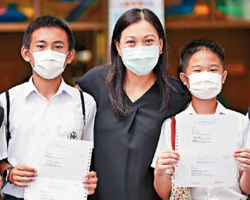 陳小燕（中）負責主編的新書《疫情亦情——校園抗疫暖心故事》，將疫情下教育界的努力與辛酸與讀者分享。