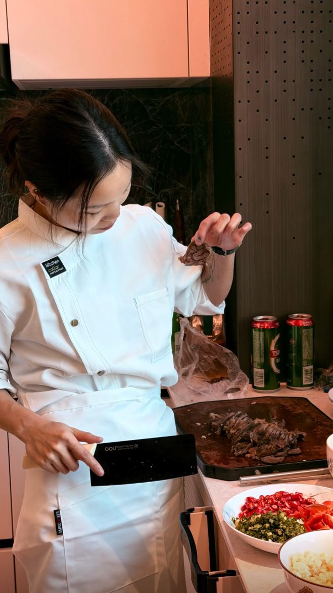 湖南私厨曾恋新春未有回家度岁，为了置业不断接工作。抖音@鲨鱼（长沙上门做饭）