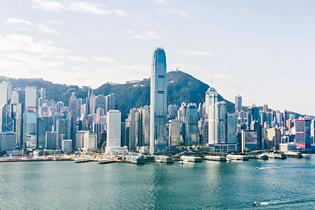 财政司司长于2020-21年度《财政预算案》 中宣布在「未来基金」拨出百分之十的款项，即约220亿元， 成立「香港增长组合」，作策略性投资于「与香港有关连」的项目，以巩固香港作为金融、贸易和创科中心等的地位。