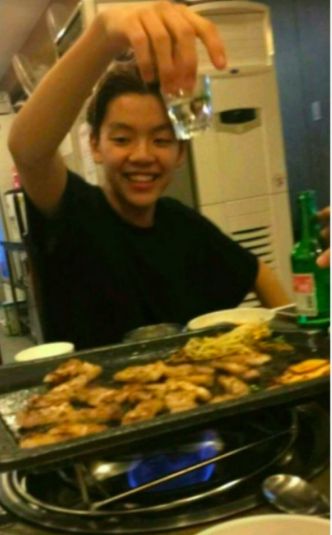 未成年时已爱饮酒。