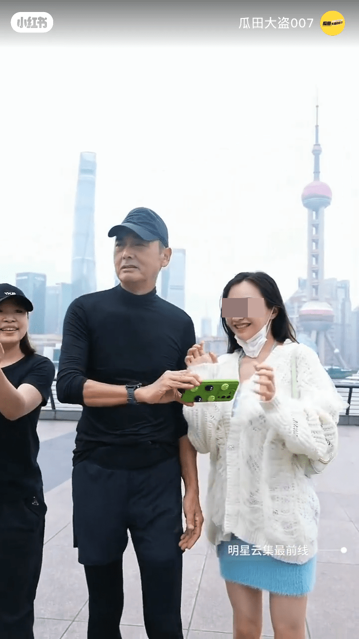 少女粉絲十分開心。 少女粉絲十分開心。