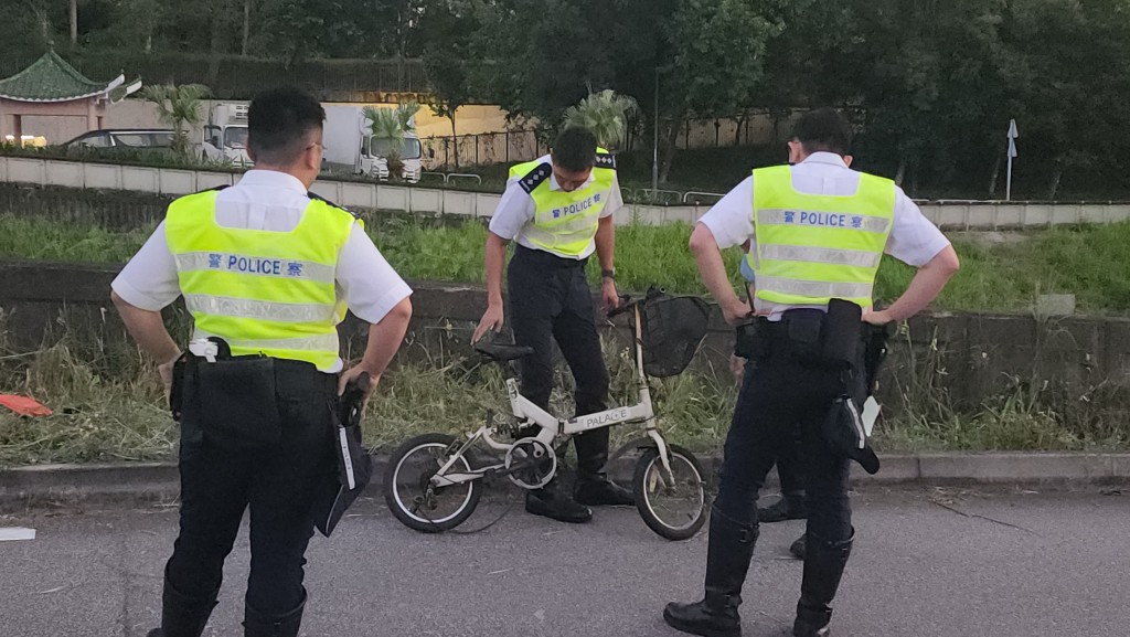 少年單車被撞飛至路旁草叢。