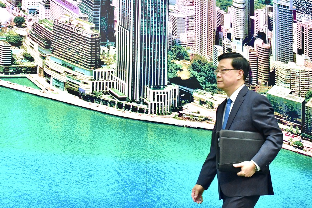 李家超行會前見記者。盧江球攝 李家超行會前見記者。盧江球攝