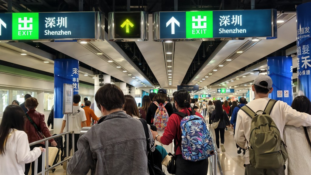 多名港人經羅湖口岸北上探親過新年。黃文威攝