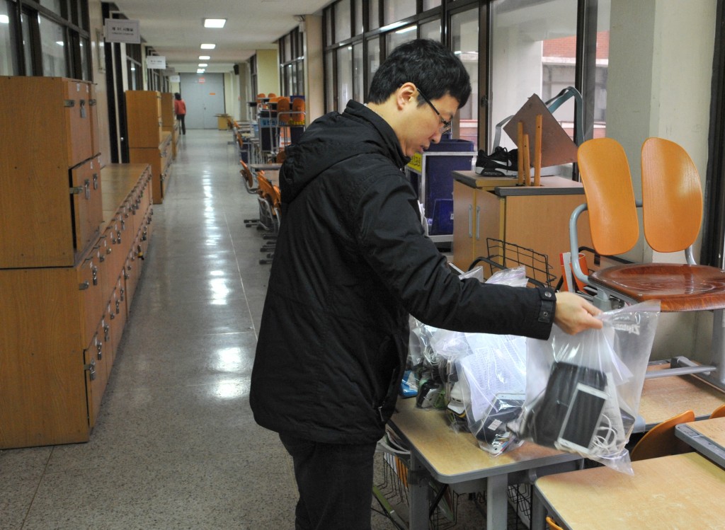 南韓明年3月起禁止學生在課堂上使用手機。法新社 南韓明年3月起禁止學生在課堂上使用手機。法新社