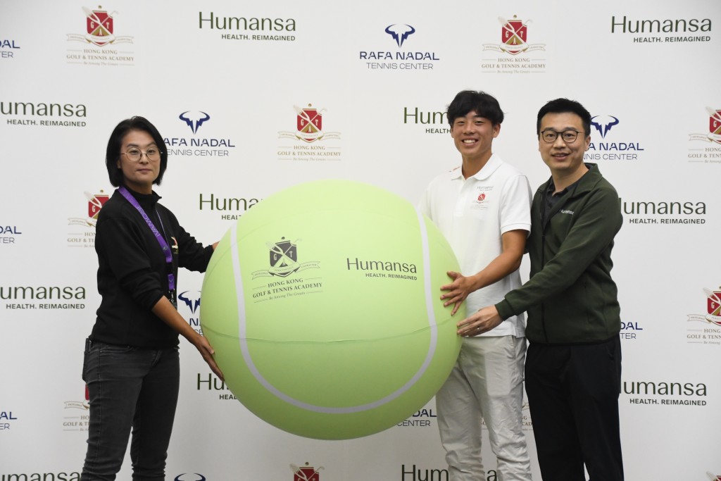 HKGTA體育及教育總監楊嘉恩(左起)、香港網球一哥黃澤林、仁山醫療主管黃智超合照。  本報記者攝