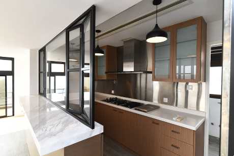 廚房為半開放式設計，廚櫃及爐具齊全。