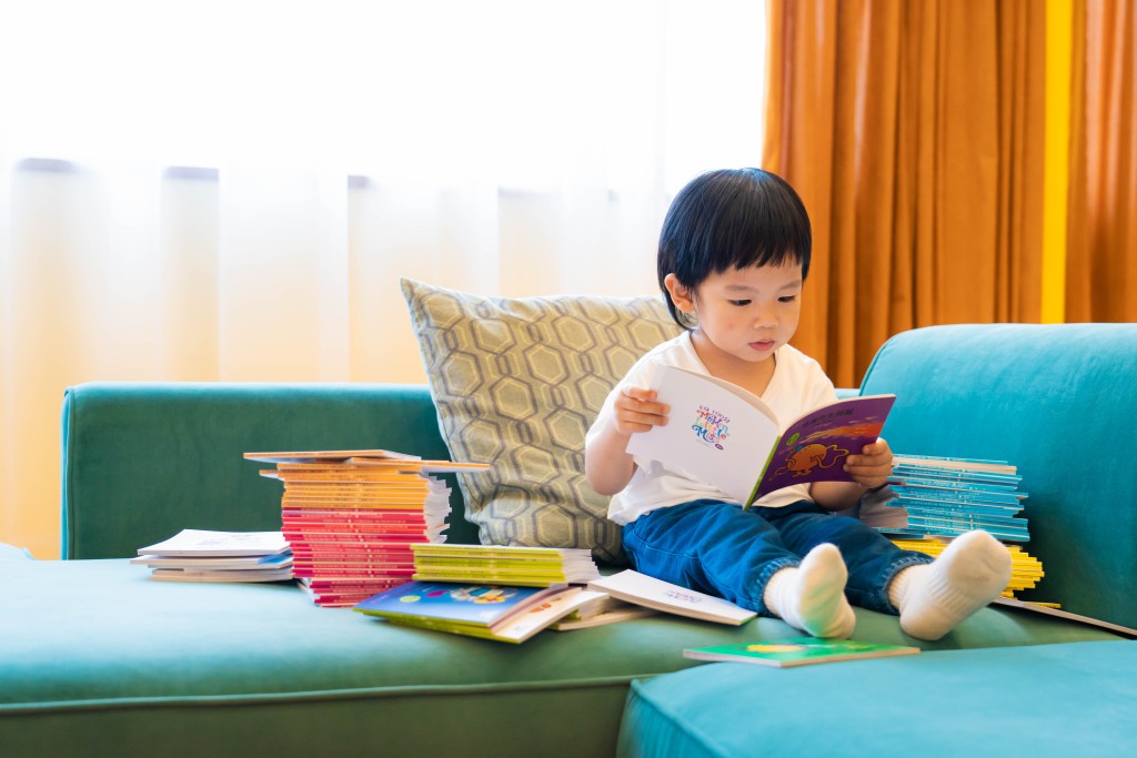 小朋友的閱讀興趣要從小培養。
