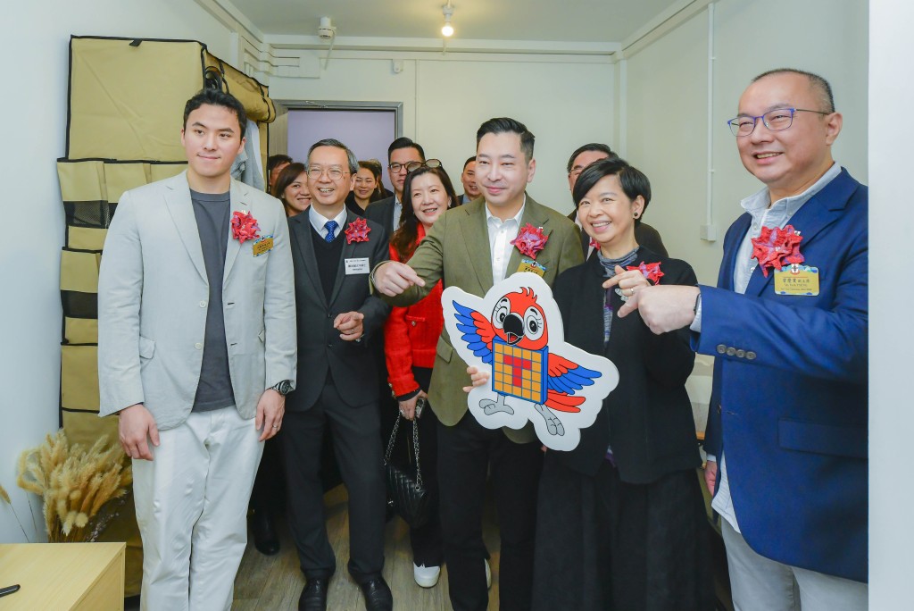何永賢（右三）、戴尚誠（左二）、韋浩文（右四）及董事局成員參觀《啟德．東寓》示範單位。