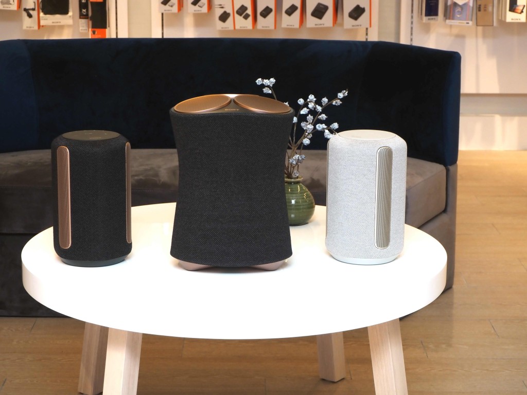 Sony推出新一代無綫喇叭RA5000（中）及RA3000（左及右）。