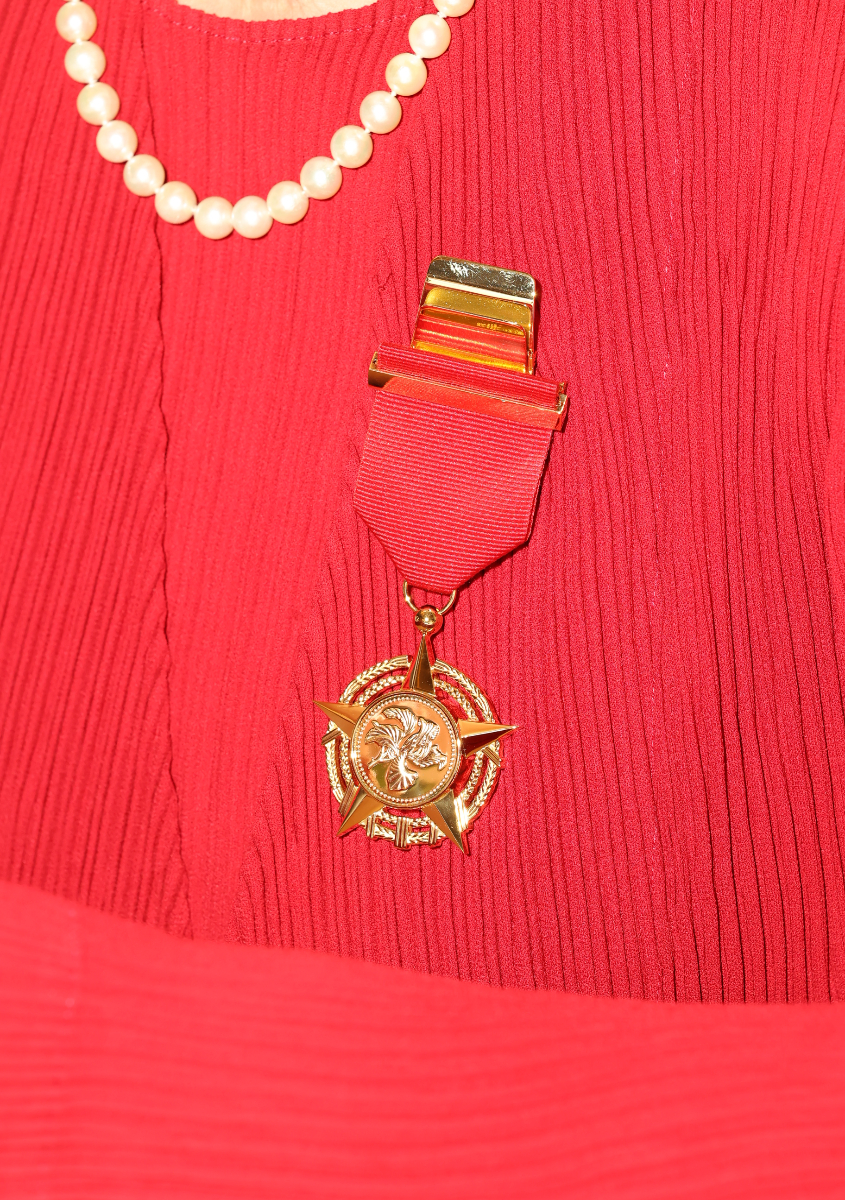 汪明荃今早到禮賓府接受由香港特別行政區政府頒發的金紫荊星章。