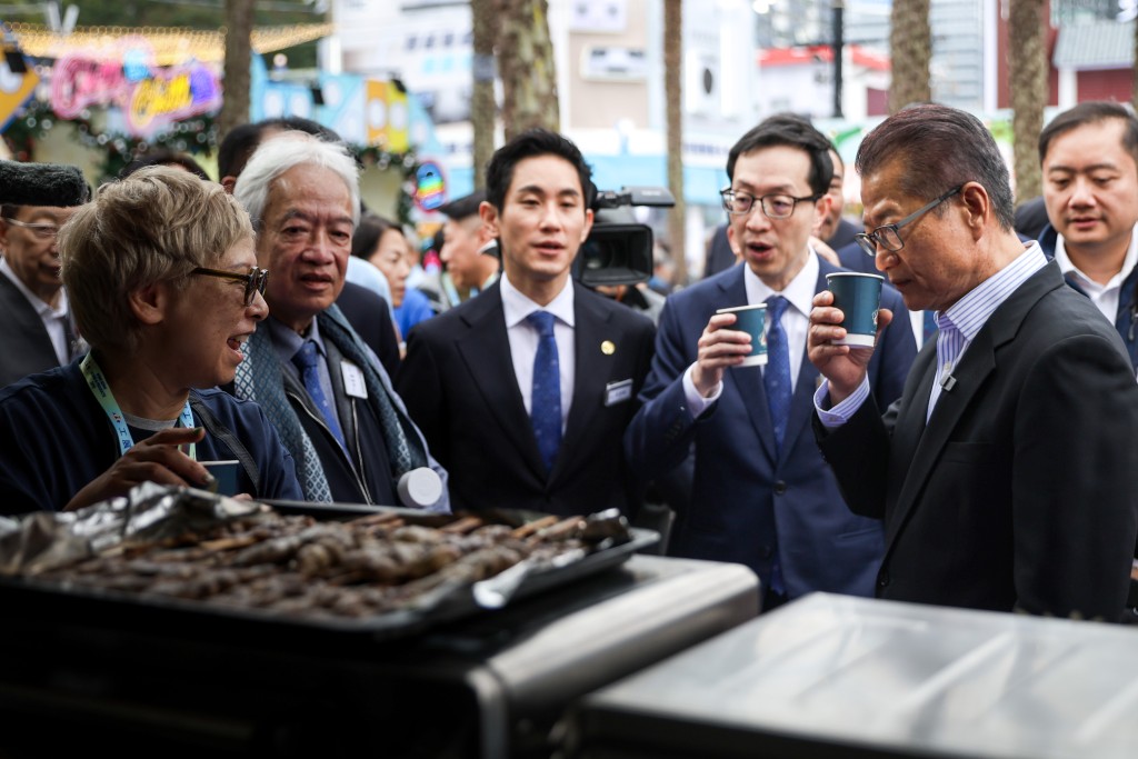 陳茂波品嚐飲品。