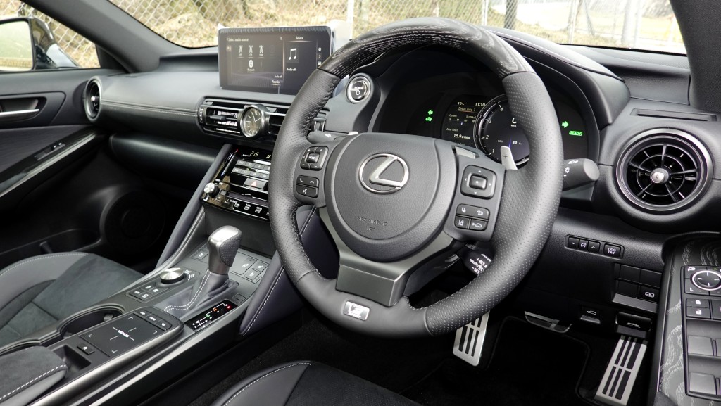 凌志LEXUS IS300h F Sport特別版香港試駕，採用上F Sport Ginsumi半皮半桃木多功能軚盤。