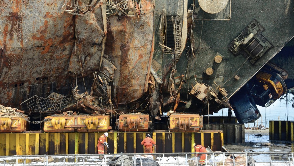 事故3年後世越號殘骸才被打撈出水面。 美聯社資料圖