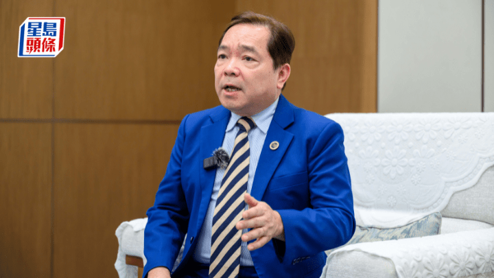莫家豪強調專上院校不應「盲搶人」，而是要吸引人才來港讀書，進而補充本地人口。