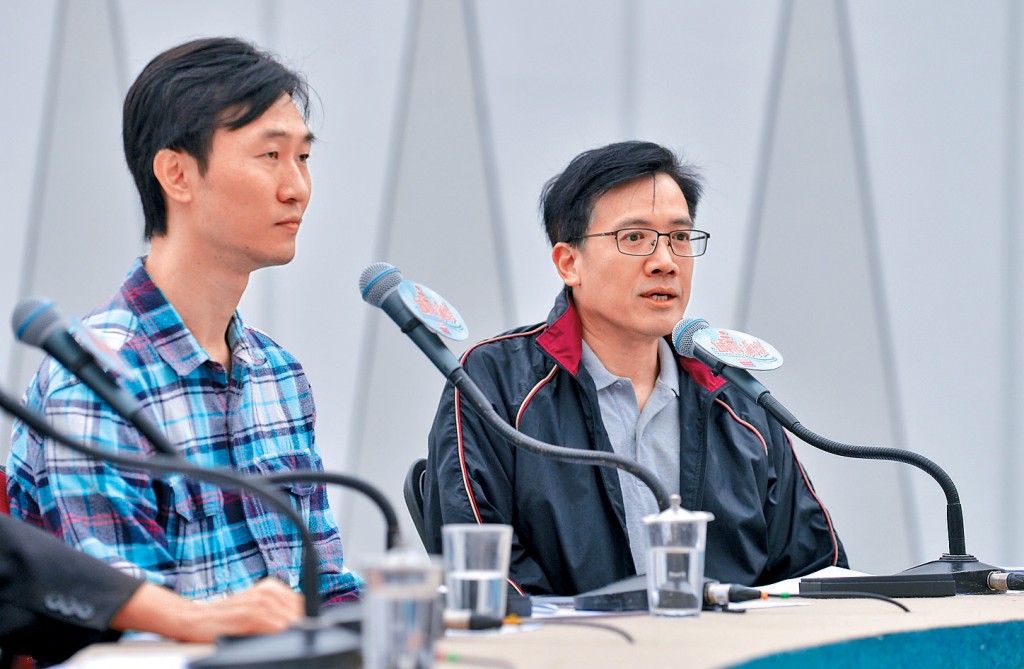 病人政策連線主席林志釉（右）及社區組織協會幹事彭鴻昌向醫委會提出建議。