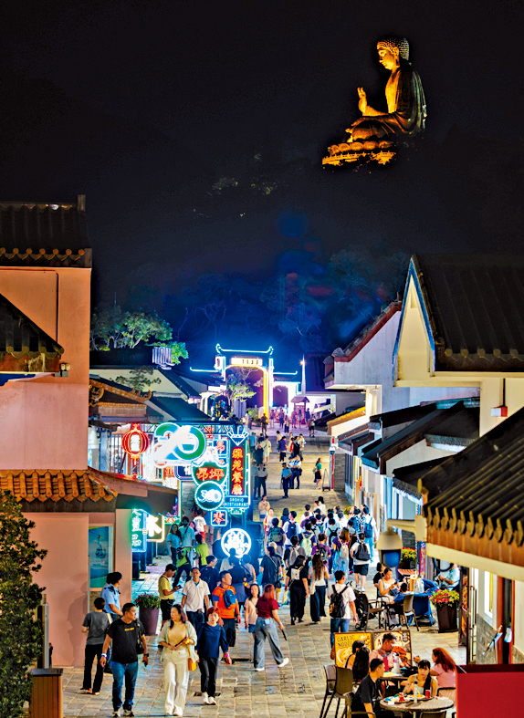 昂坪暑假限定夜航活動吸引市民和遊客到訪體驗。 昂坪暑假限定夜航活動吸引市民和遊客到訪體驗。