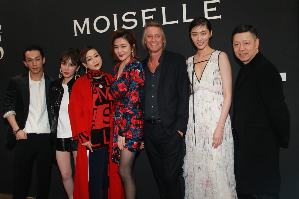 一眾嘉賓與Russell James合照。
