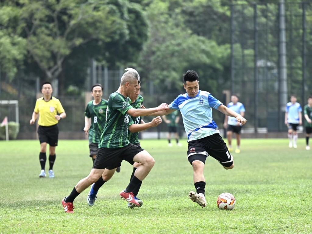 香港海关足球队与律政司足球队进行友谊赛。海关fb