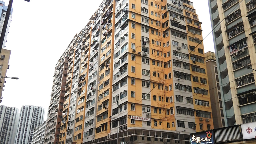 筲箕灣道麗灣大廈早前發生墮石屎傷人案。資料圖片