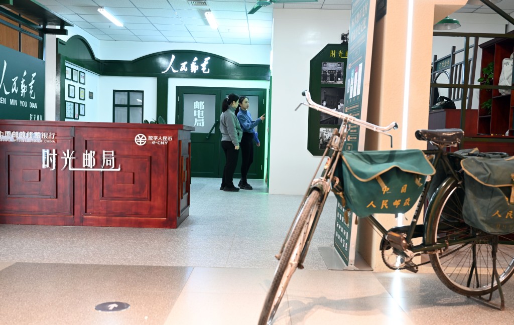 在北京，当局复克昔年老邮局，名为「时光邮局」。