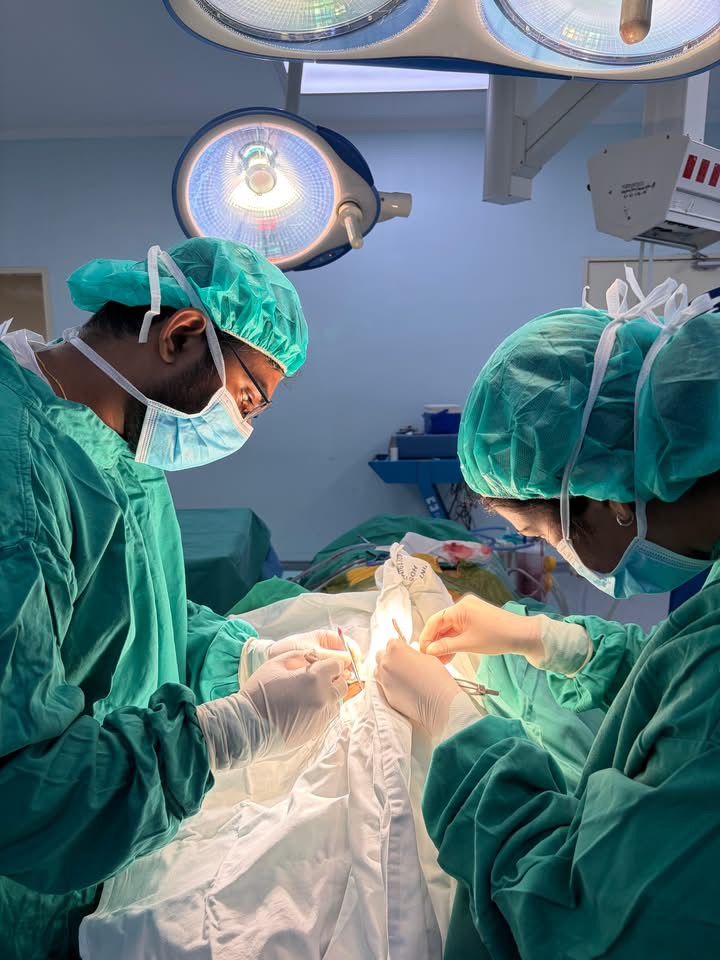 醫護人員進行移植手術。 fb / Hospital Sungai Buloh Selangor
