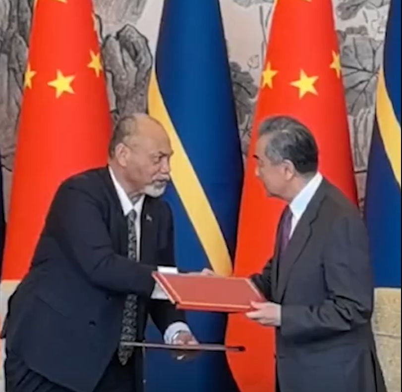 王毅在北京同瑙鲁外长安格明签署复外联合公报。