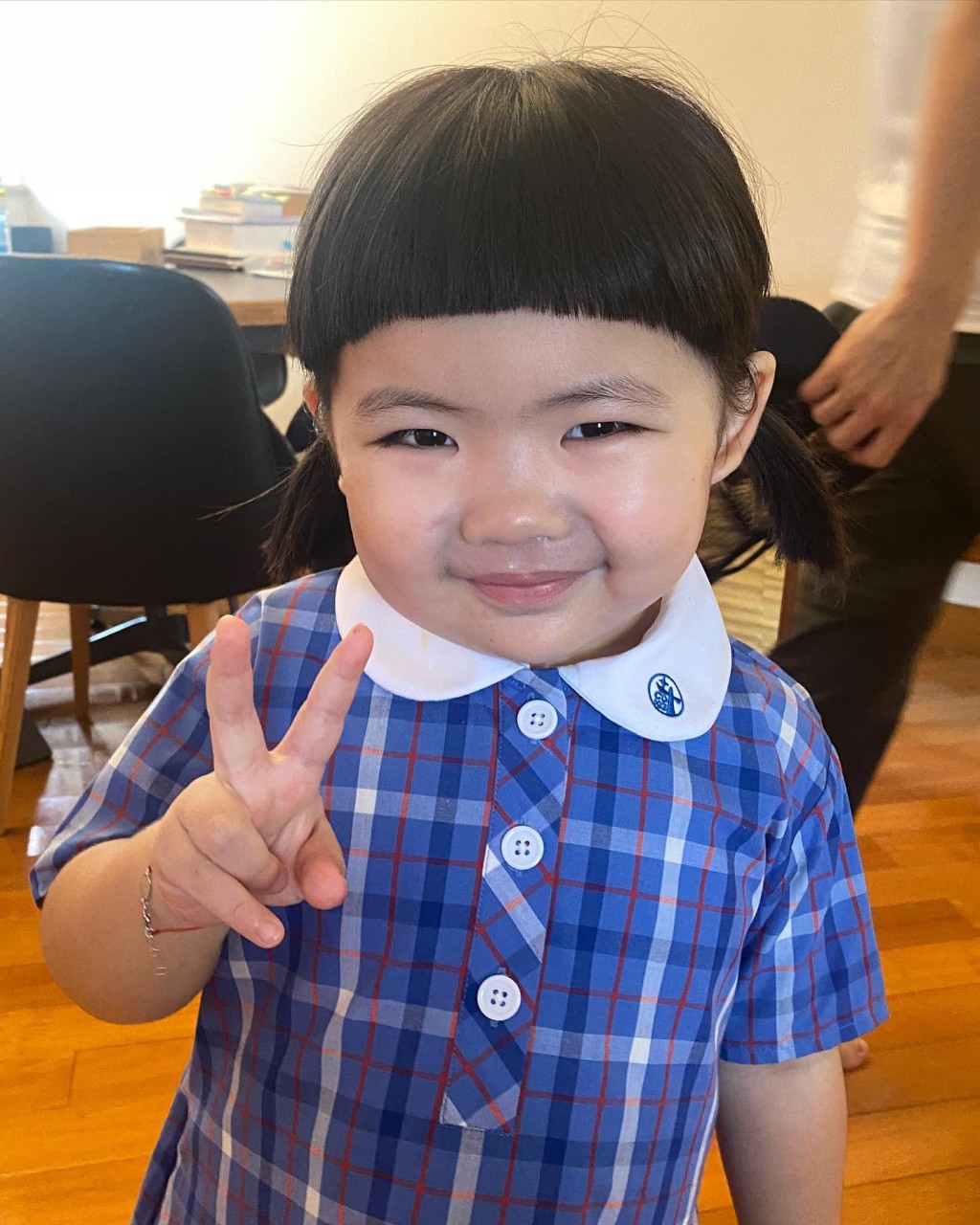 Lucy当年入读幼稚园时，试校服已非常兴奋。