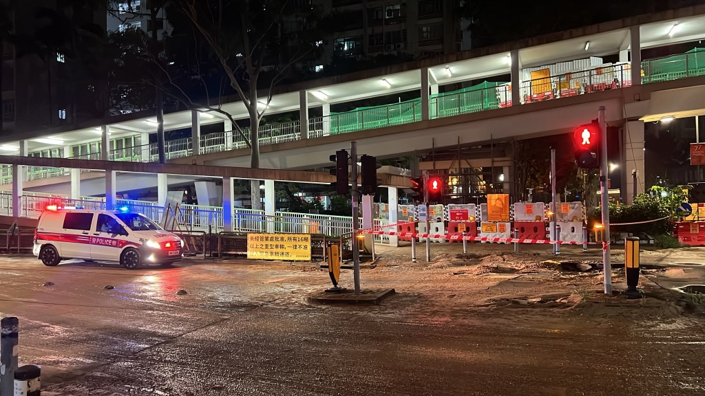新運路與粉嶺車站路交界、近祥華邨一帶有食水管爆裂。黎志偉攝 新運路與粉嶺車站路交界、近祥華邨一帶有食水管爆裂。黎志偉攝