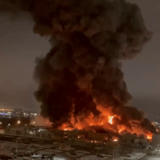 俄緊急情況部稱，起火面積超過7000平方米。