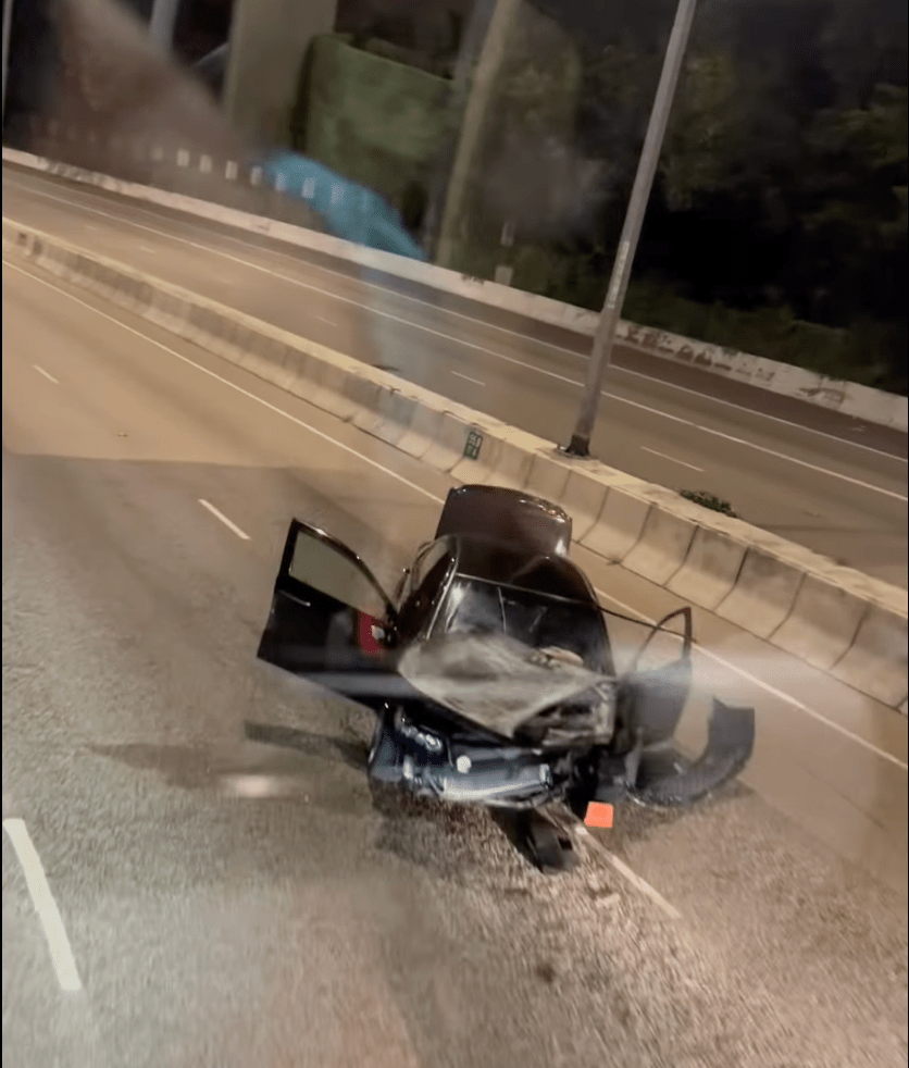 其中一輛私家車車頭損毀。Facebook 屯門公路塞車關注組影片截圖 其中一輛私家車車頭損毀。Facebook 屯門公路塞車關注組影片截圖