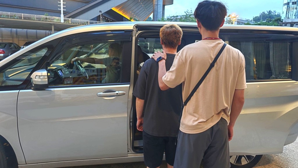 涉非禮男子被捕後帶署調查。