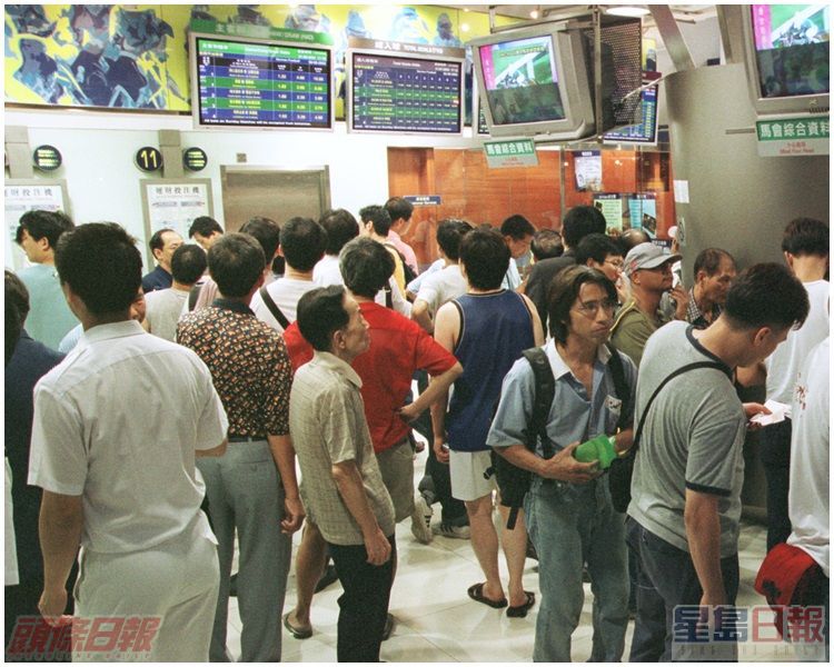 首天賭波吸引大批市民下注。資料圖片