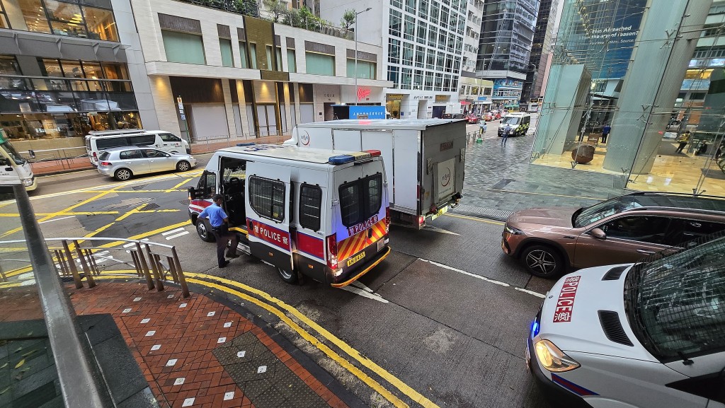 警車在萬茂里撞倒女途人。