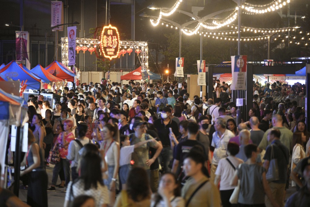 政府發言人指，「香港夜繽紛」等多項推動經濟的活動會支持零售業。資料圖片
