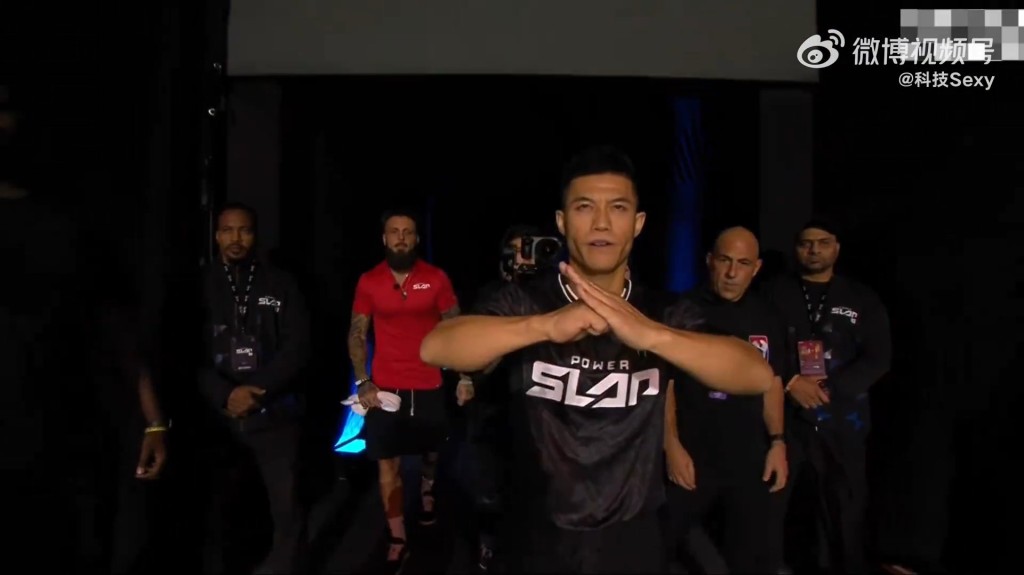趙鴻剛在打耳光比賽中,被對手KO打至翻白眼。微博@科技Sexy 趙鴻剛在打耳光比賽中,被對手KO打至翻白眼。微博@科技Sexy