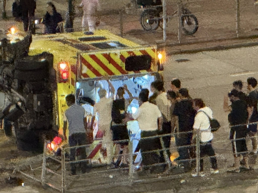 大批熱心市民施援手。FB：Oscar Tsang@深水埗街坊會